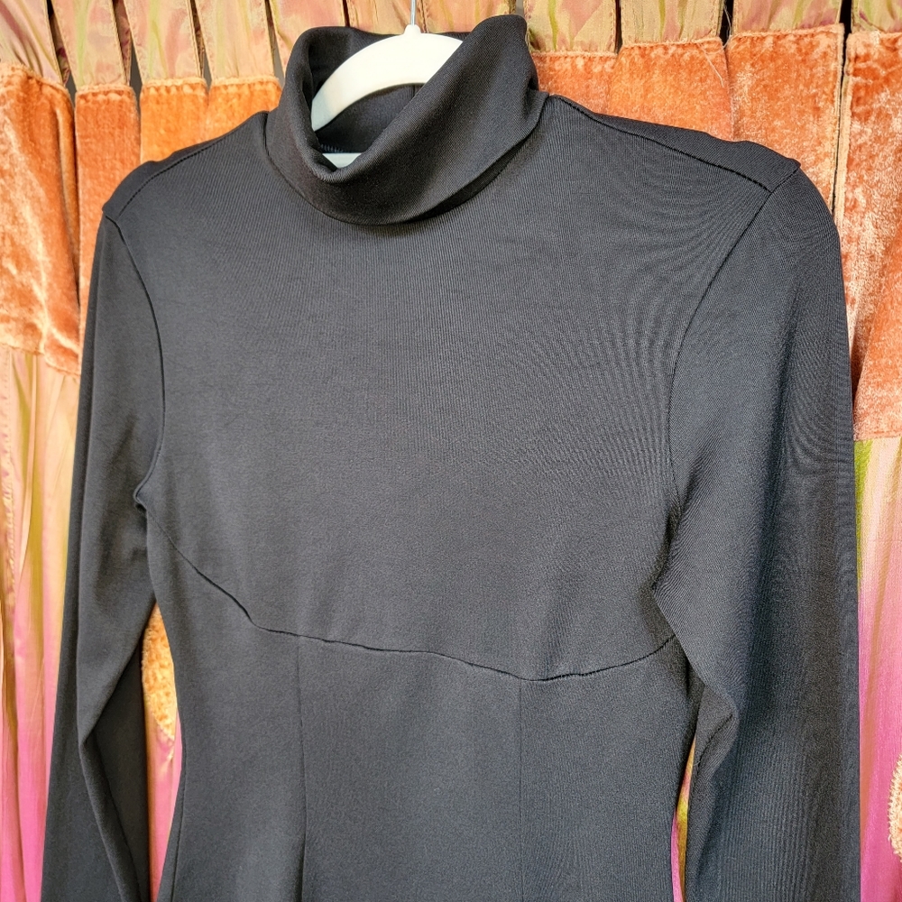 Vintage BCBG Cropped Long Sleeved Princess Seams Stretch Black Top - size Large
